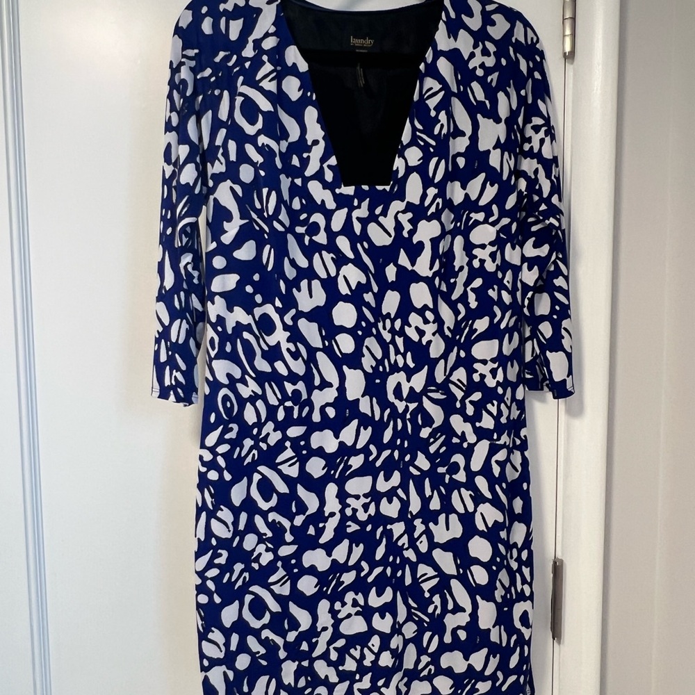 Laundry By Shelli Segal Blue and White V-Neck Printed Midi Dress